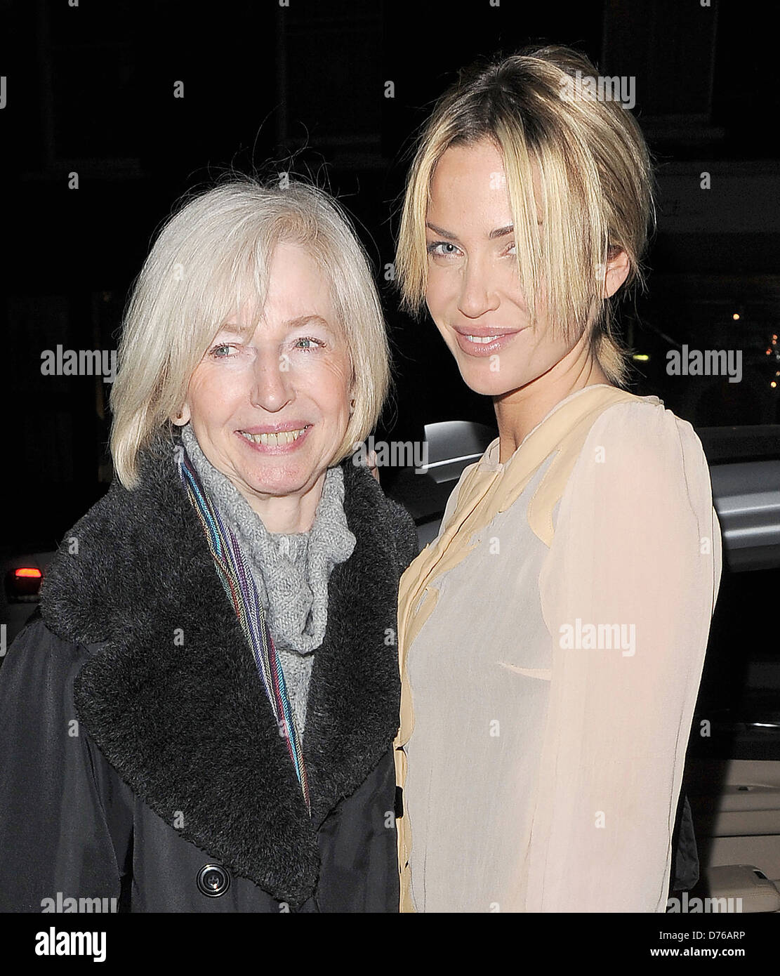 Marie Harding Sarah Harding prend sa mère Marie Hardman pour une fin de nuit dîner au ...