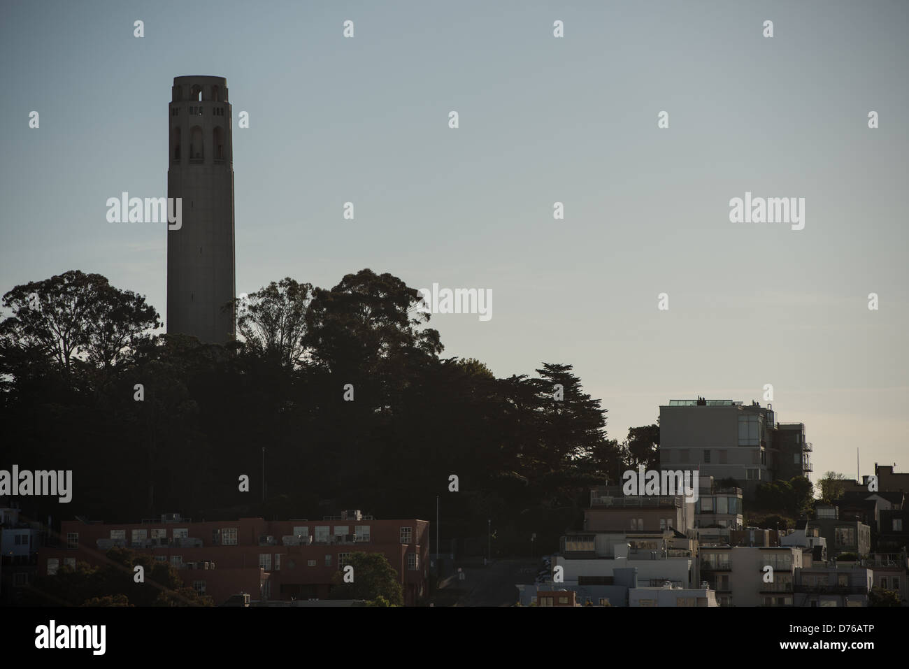 Coit Tower Telegraph Hill San Francisco Californie // SAN FRANCISCO, Californie — Coit Tower se dresse au sommet de Telegraph Hill dans le quartier de North Beach à San Francisco. La tour de béton Art Déco de 210 pieds a été achevée en 1933 grâce à des fonds légués par Lillie Hitchcock Coit, une riche socialite de San Francisco et patronne des pompiers de la ville. Coit a laissé un tiers de son domaine à la ville dans le but d'ajouter de la beauté à San Francisco sous la forme que la ville jugeait la meilleure. L'intérieur de la tour présente des peintures murales peintes par des artistes locaux pendant la Grande dépression dans le cadre des travaux publics O. Banque D'Images
