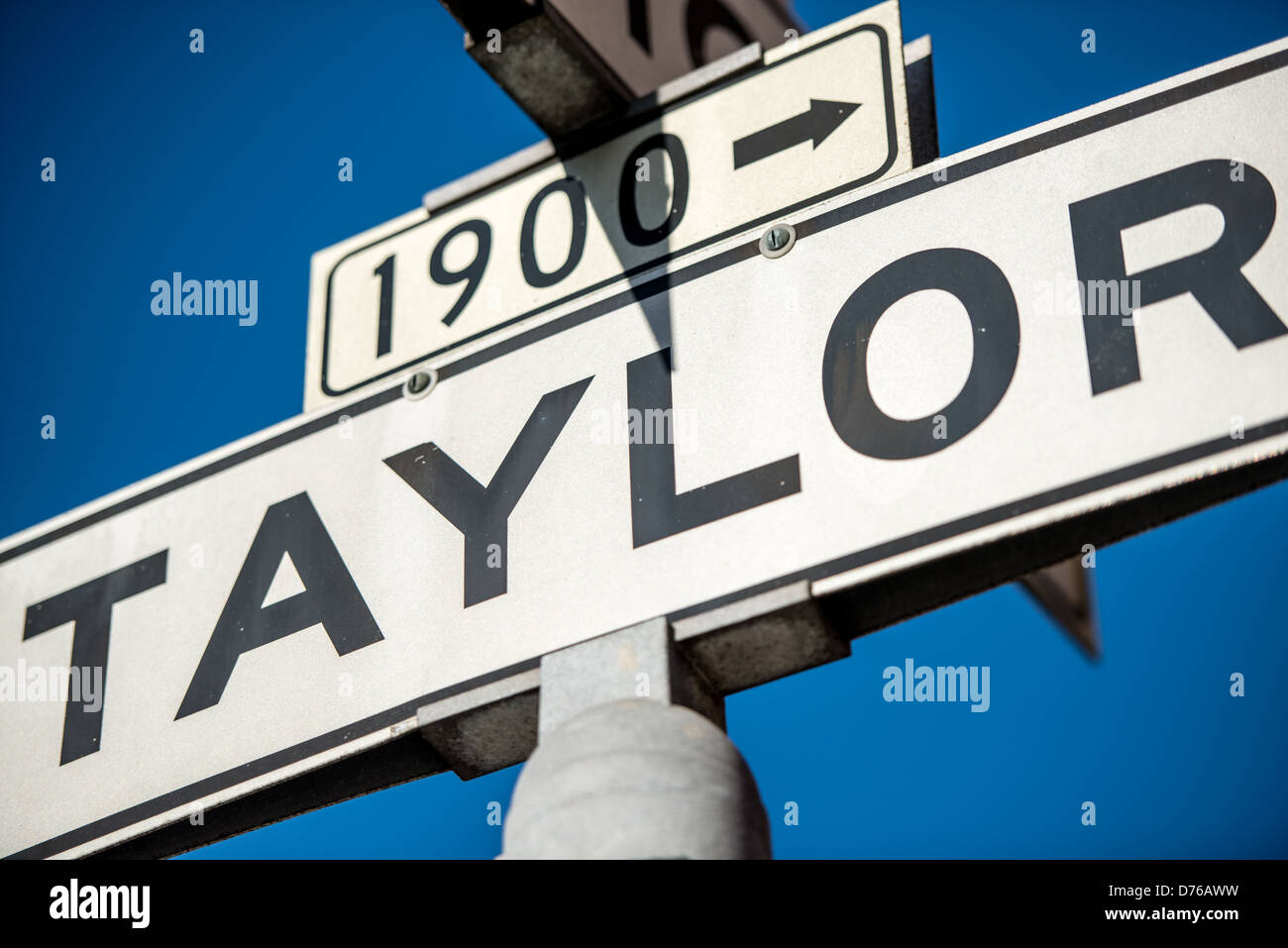 Taylor Street Sign North Beach San Francisco // SAN FRANCISCO — Un panneau indiquant Taylor Street se trouve dans le quartier de North Beach à San Francisco. North Beach est largement considéré comme le quartier culturel italo-américain de la ville, abritant historiquement une importante population d'immigrants italiens qui a commencé à s'installer dans la région à la fin du XIXe siècle. Le quartier est situé dans la partie nord-est de San Francisco, délimitée par des zones comprenant Fisherman's Wharf au nord et Chinatown au sud. Taylor Street s'étend du nord au sud à travers plusieurs quartiers de San Francisco, reliant le Waterfr Banque D'Images