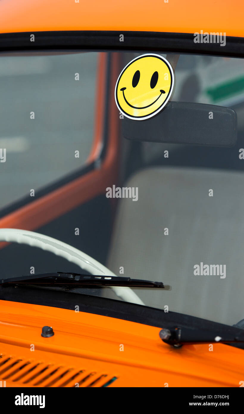 Smiley face autocollant sur un pare-brise Volkswagen Beetle Banque D'Images