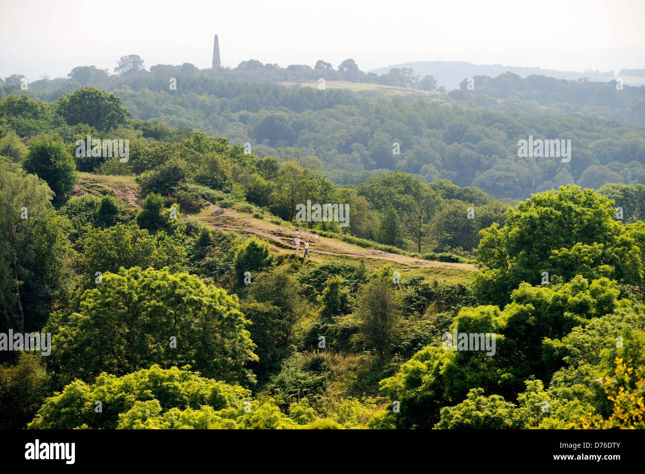 SW de Hereforshire Phare dans les collines de Malvern, en Angleterre, à l'obélisque de la famille Somers au-dessus Eastnor Castle. Les promeneurs sur le sentier Banque D'Images