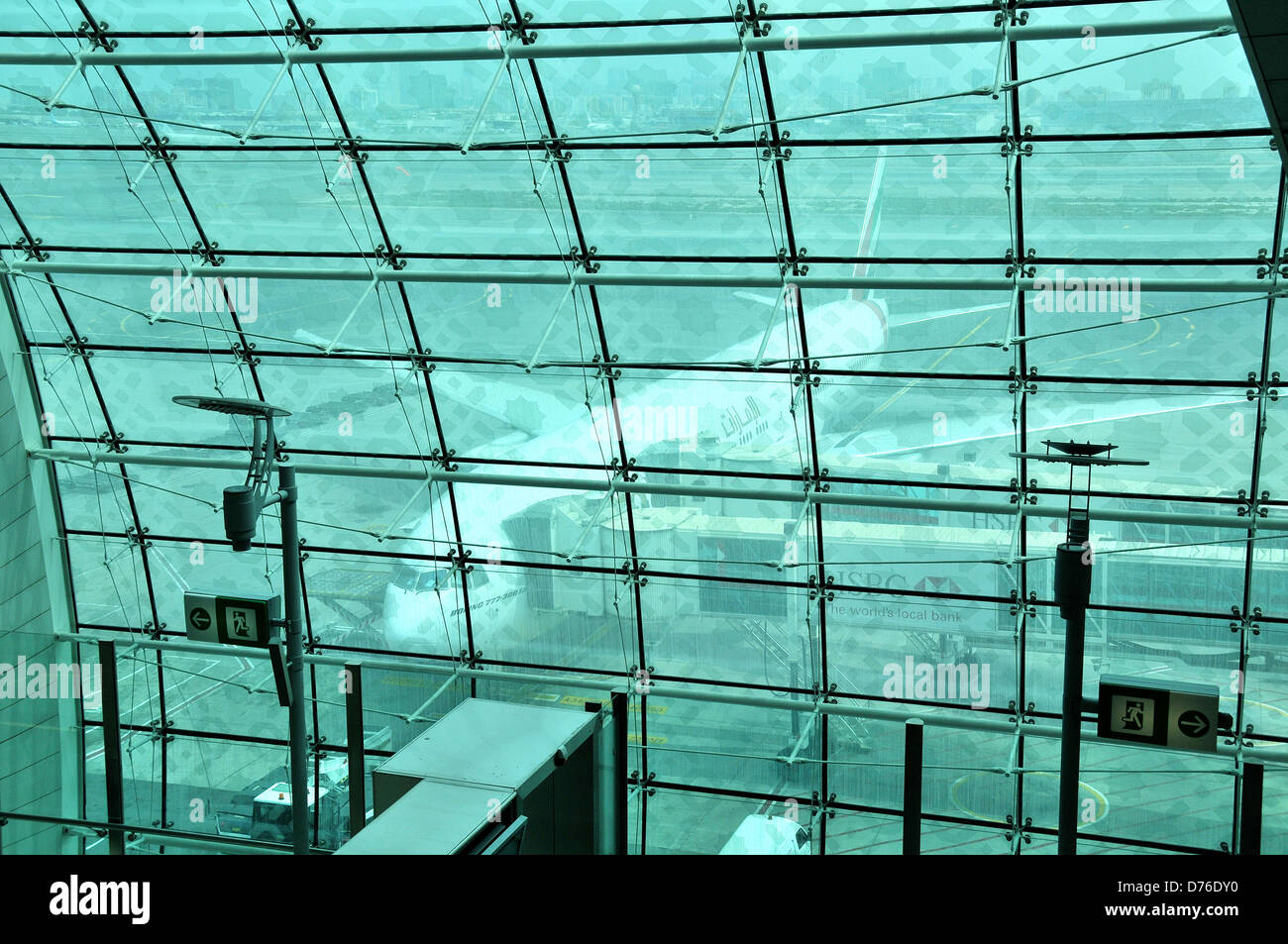 Boeing 777-300 hall de départ terminal 3 Aéroport international de Dubaï ÉMIRATS ARABES UNIS Banque D'Images