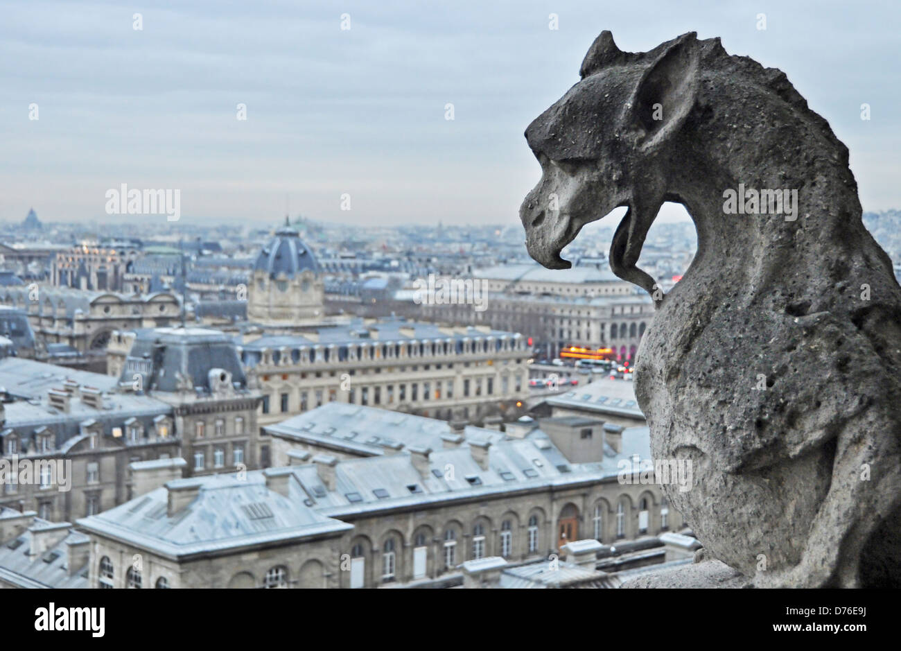 Gargouille sur le toit de la Cathédrale Notre Dame de Paris avec Paris paysage urbain dans l'arrière-plan Banque D'Images