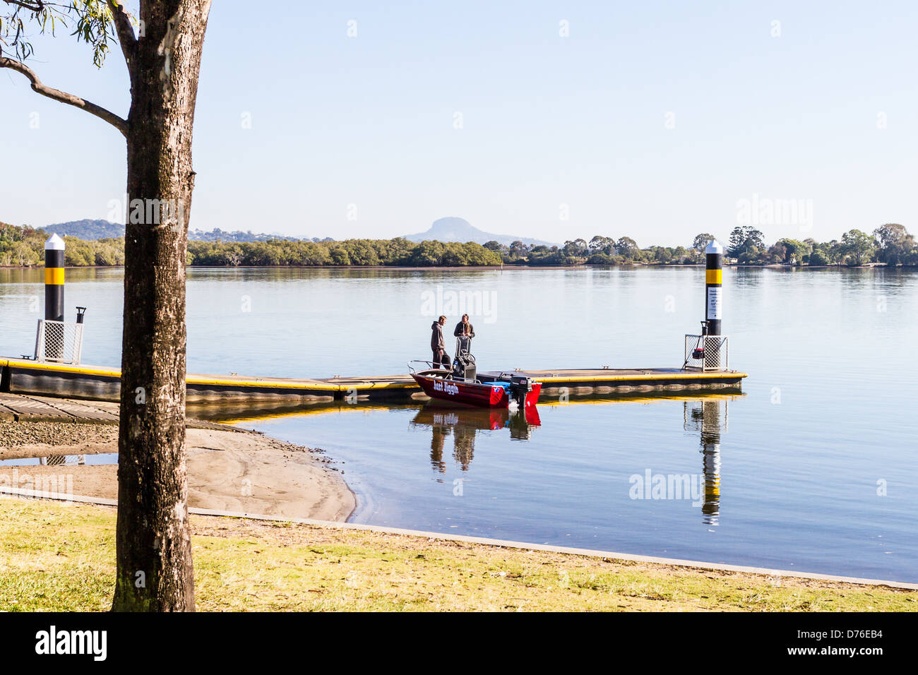 Les pêcheurs de la préparation petit bateau flottant au petit embarcadère et petit point de mise à l'eau. Banque D'Images