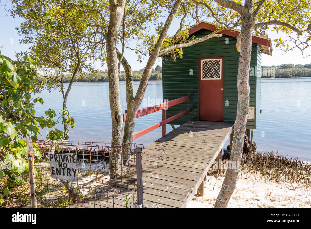 Cabine de pêche privé sur ponton de Maroochy River à marée basse, Sunshine Coast, Queensland, Australie Banque D'Images