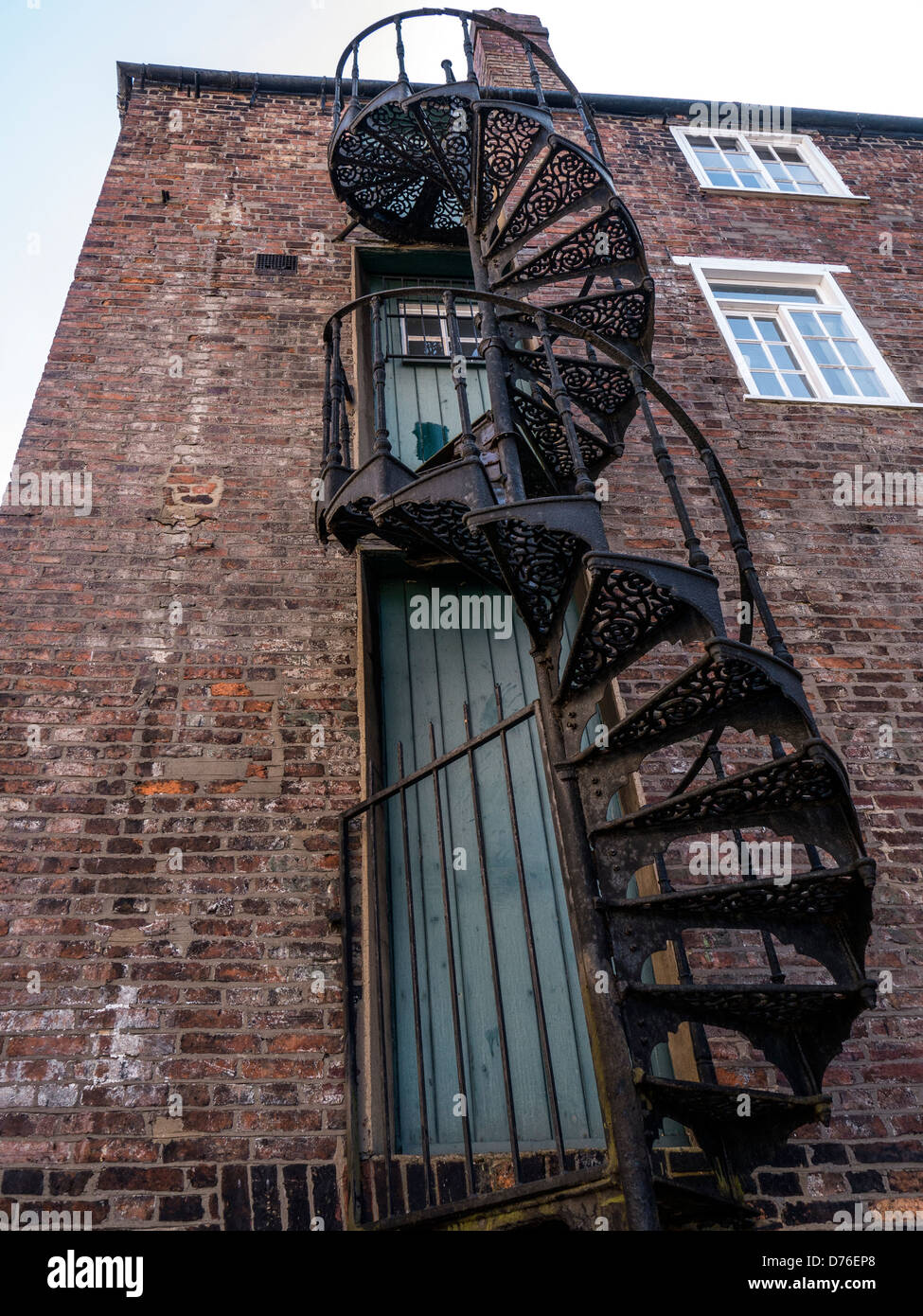 LINCOLN, Royaume-Uni - 20 AVRIL 2013 : escalier métallique en spirale sur le côté du bâtiment Banque D'Images