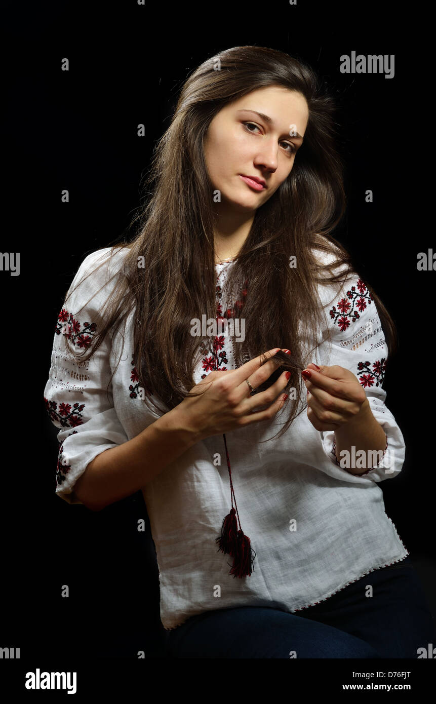 Jeune fille ukrainienne en blouse brodée Banque D'Images