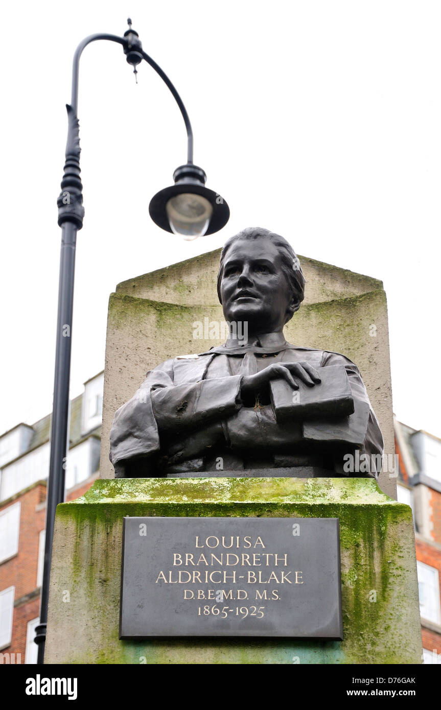Londres, Angleterre, Royaume-Uni. Memorial (1927 par Arthur George Walker) à Dame Louisa Brandreth Aldrich-Blake, Tavistock Sq, Bloomsbury Banque D'Images