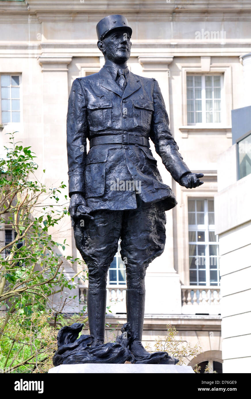 Londres, Angleterre, Royaume-Uni. Statue (1993 - Angela Conner) du général Charles de Gaulle (1890-1970) dans les jardins Carlton Banque D'Images