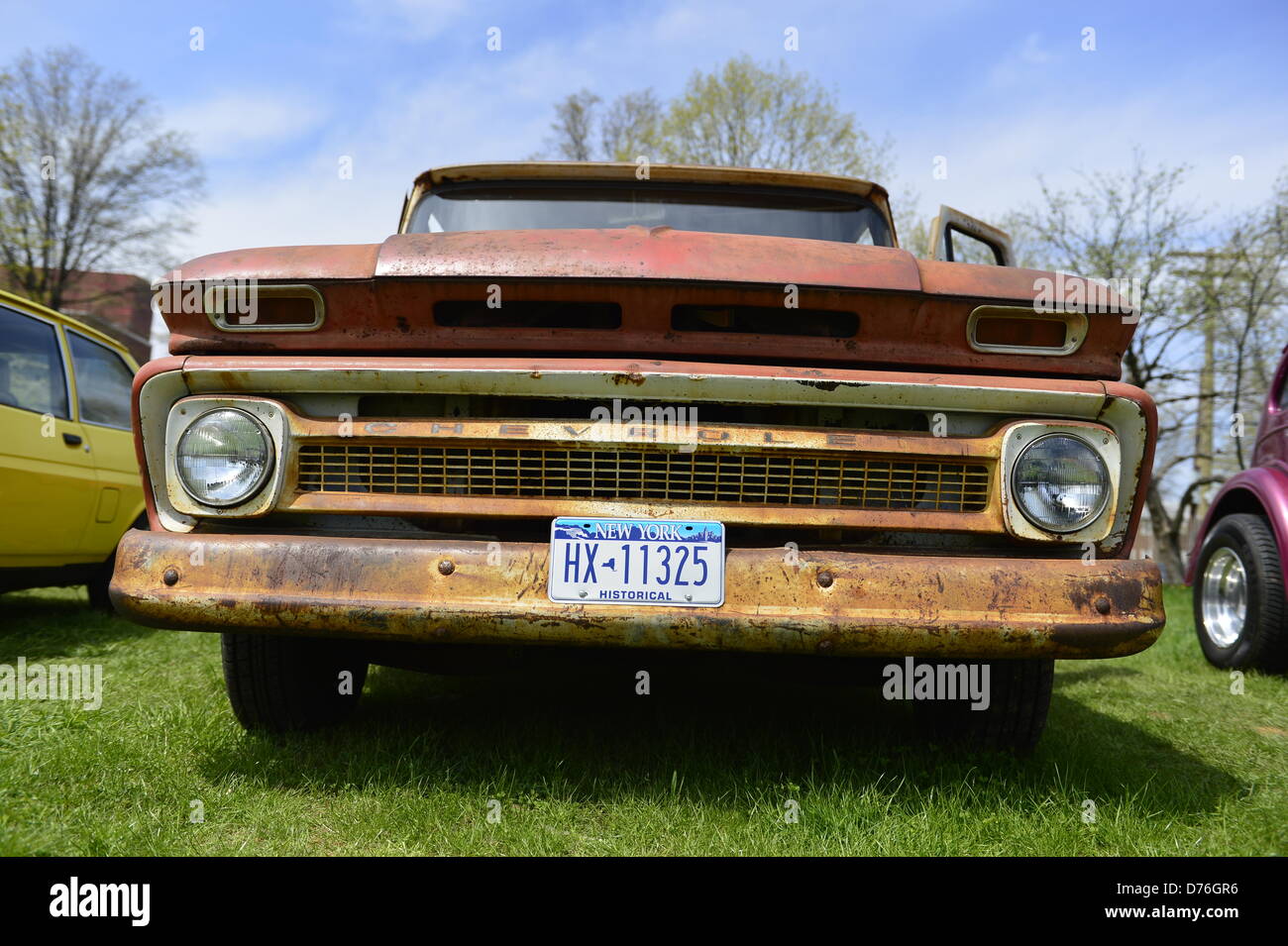 Parc Floral, New York, États-Unis, 28 avril 2013. Ce rouge et blanc 1964 Chevrolet C-10, avec un lit de 8 pieds, est à l'Antique Auto Show, où New York Antique Auto membres ont exposé leurs voitures sur le terrain ferme de Queens County Farm Museum. Maintenant, le camion rouillé, a été dans la famille de Paul et Janet Gramlich puisque c'était nouveau. Credit : Ann E Parry/Alamy Live News Banque D'Images