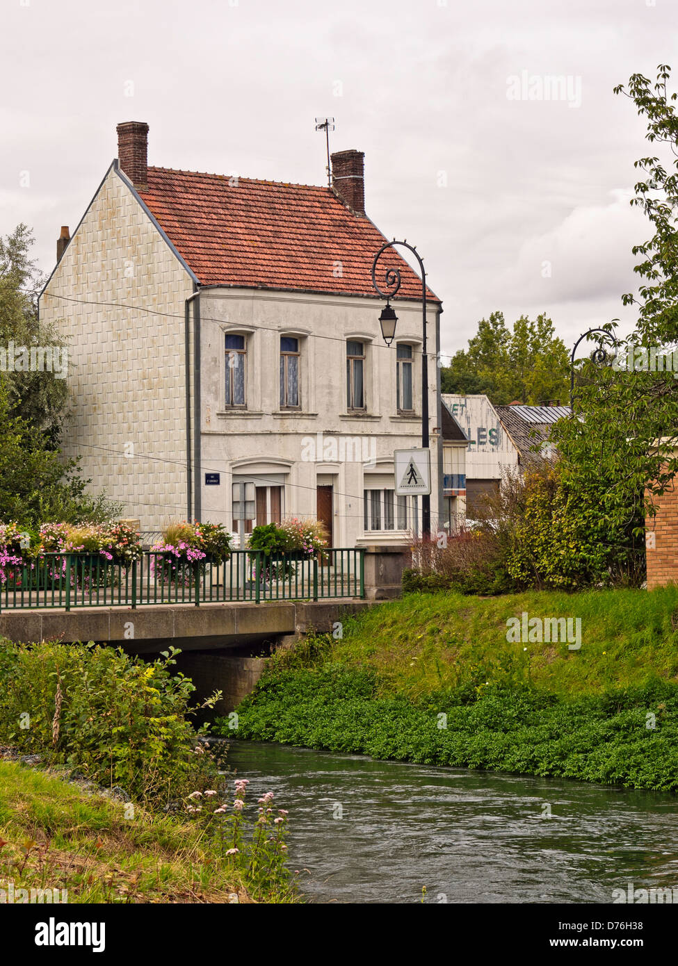 Maison typiquement français par la rivière à Montreuil sue mer, Normandie Banque D'Images