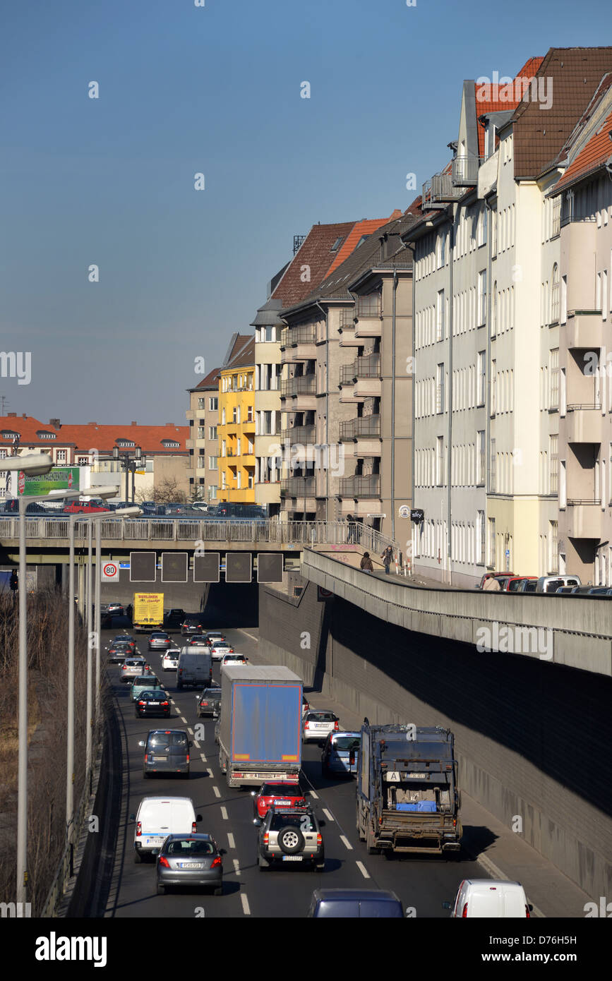 Le bruit de la circulation routière chemin maisons reflétant Charlottenburg Berlin Banque D'Images