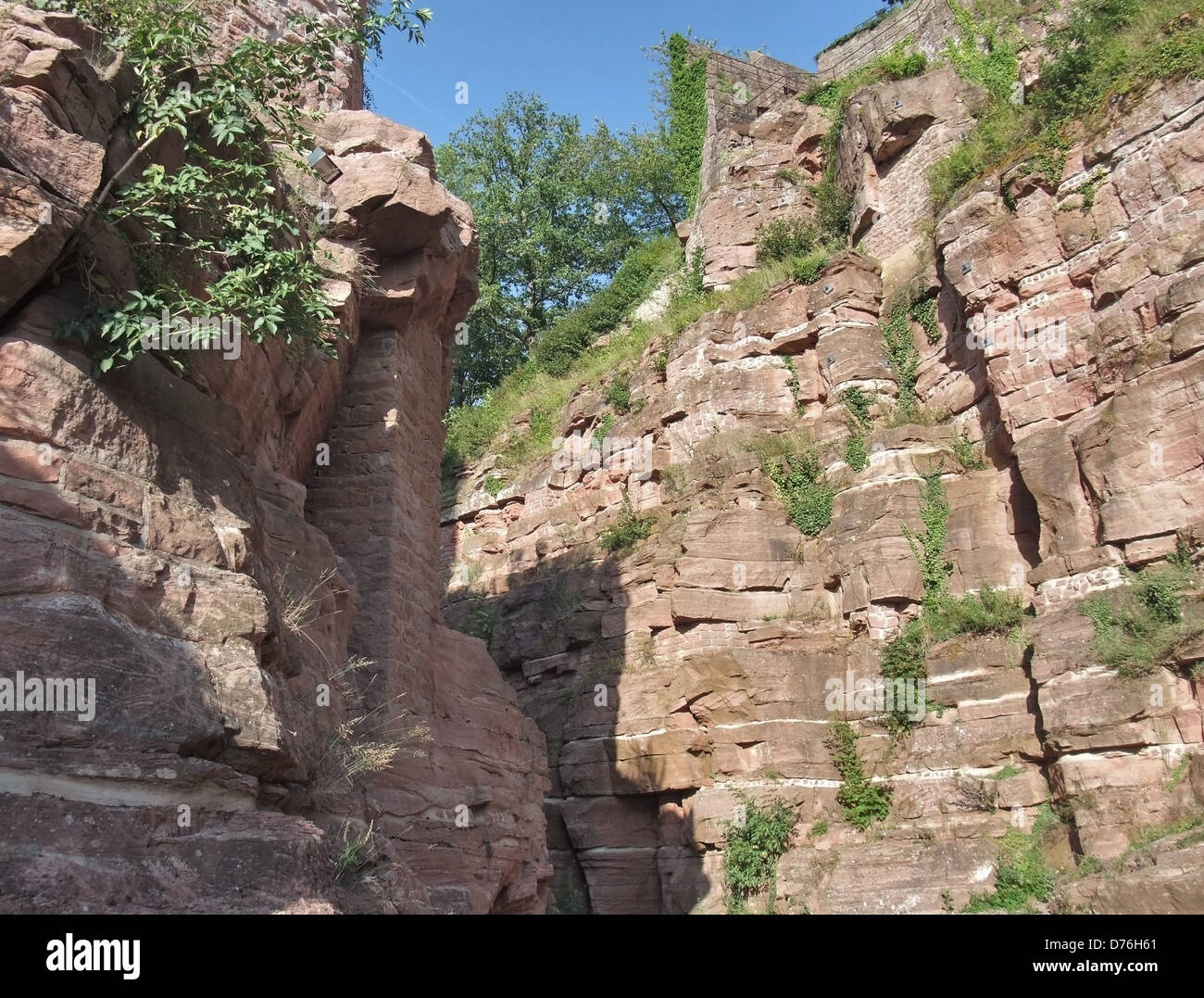 Paysage autour de Wertheim château dans le sud de l'Allemagne, y compris une formation de roche rougeâtre Banque D'Images