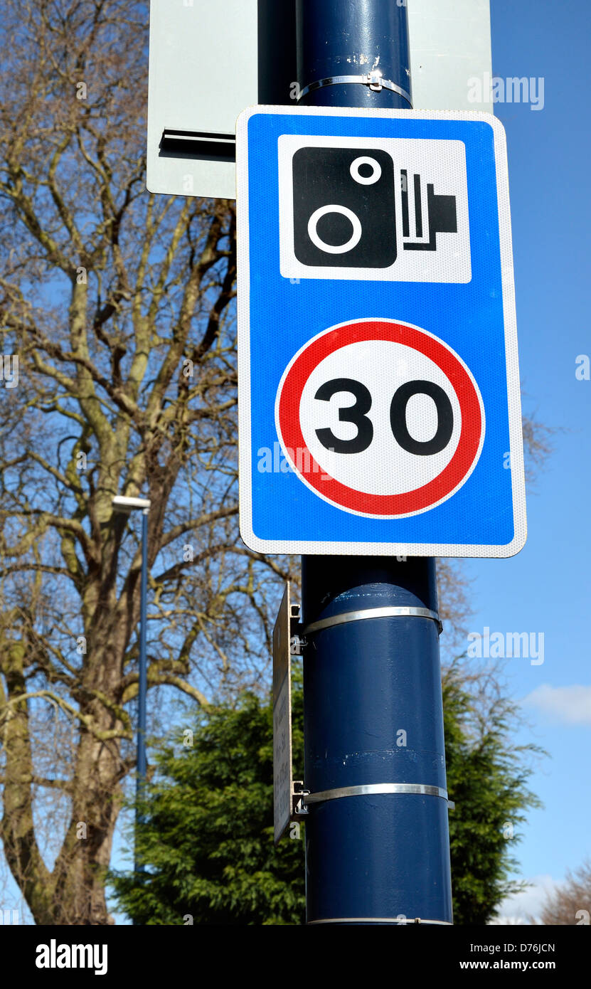 Maidstone, Kent, Angleterre, Royaume-Uni. Panneau routier - 30 mph / limite de vitesse speed cameras en usage Banque D'Images