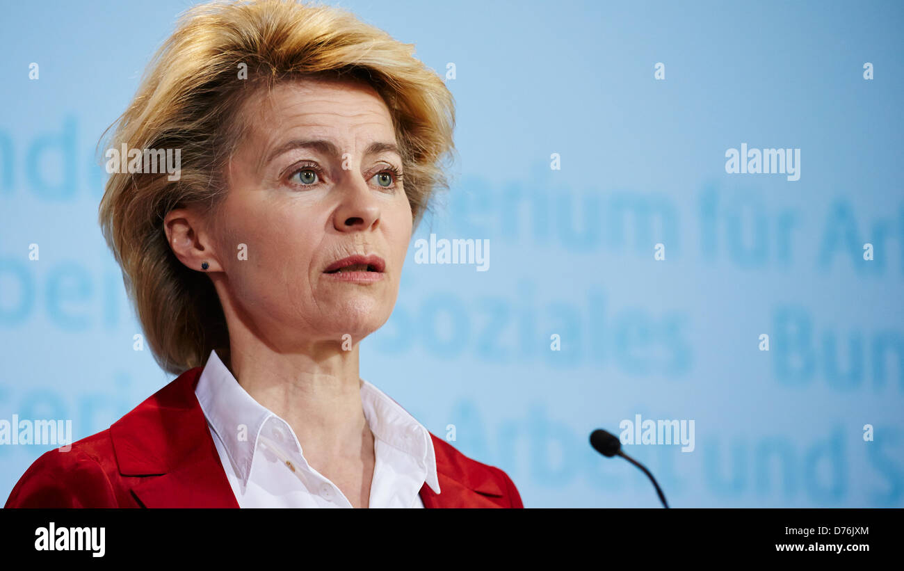 Berlin, Allemagne. 30 avril 2013. Ministre fédérale Ursula von der Leyen, tient une conférence de presse au ministère du Travail et des affaires sociales à l'occasion de la publication de l'évolution du marché du travail. Sur la photo : Ministre fédérale Ursula von der Leyen, à l'occasion de la publication de l'évolution du marché du travail. Credit : Reynaldo Chaib Paganelli/Alamy Live News Banque D'Images