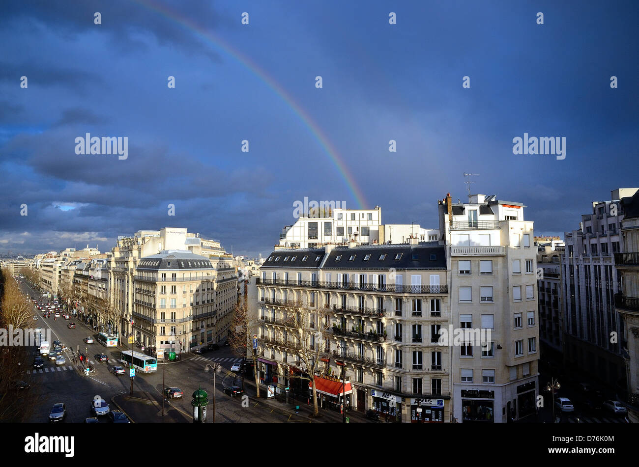 Toits de Paris avec contre arc-en-ciel bleu foncé Banque D'Images