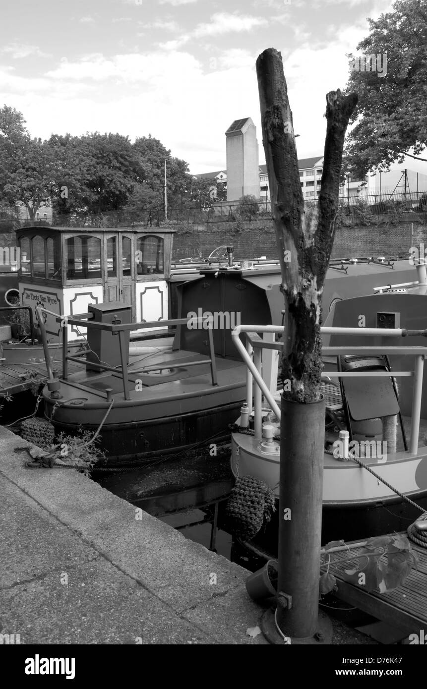 Bateaux amarrés sur le Regents Canal à Londres, Angleterre Banque D'Images