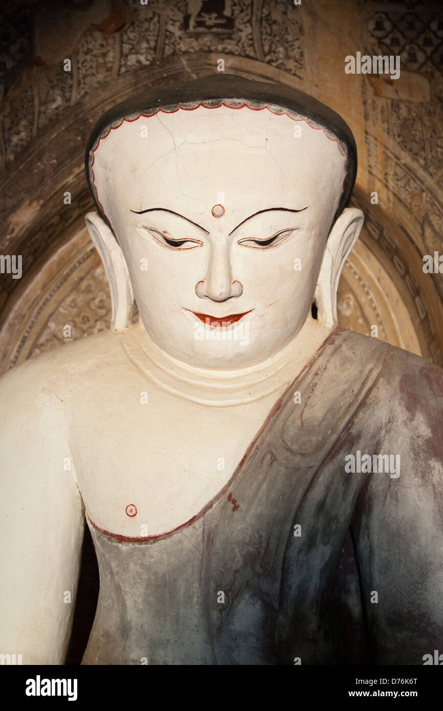 Dans le Bouddha tête bulbeuse Temple Nanbaya, Bagan Myanmar 2 Banque D'Images