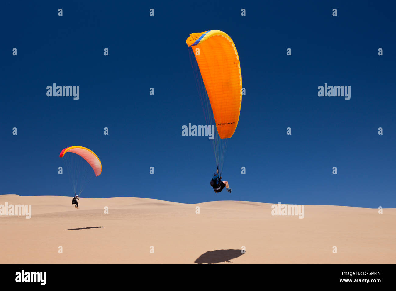 Parachute sur les dunes du désert du Namib, Long Beach, Swakopmund, Namibie Banque D'Images