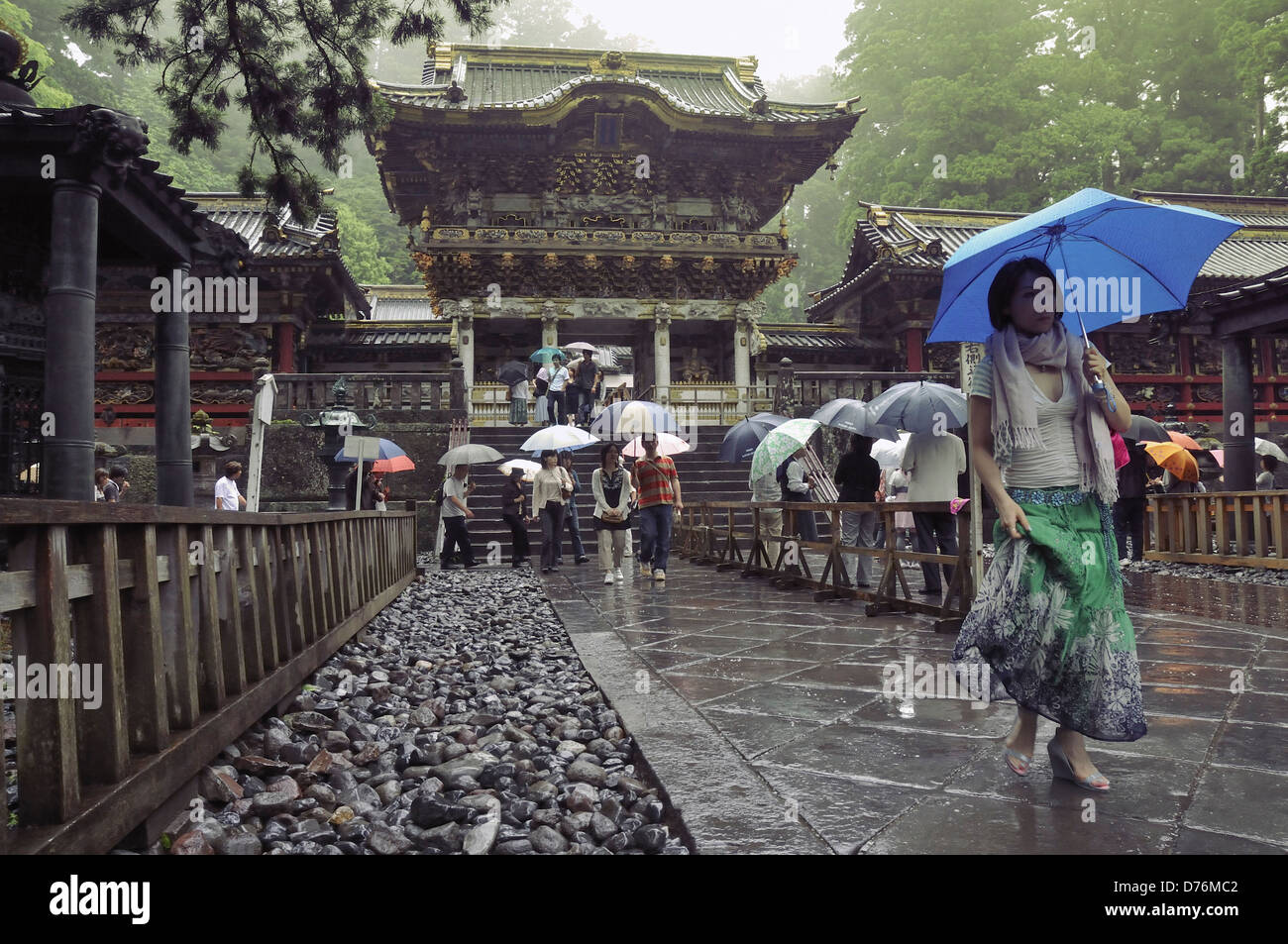 Promenades sous la pluie les visiteurs sur la place du célèbre Toshogu. Banque D'Images