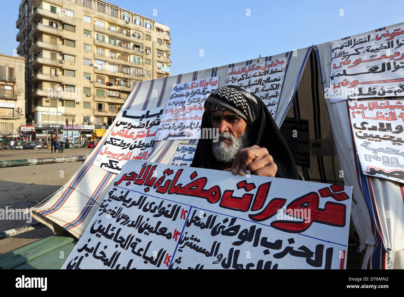 Mohamad Al-Atyan, ce qu'on appelle le père de la révolution en face de sa paix tente sur la place Tahrir, Le Caire, Egypte Banque D'Images
