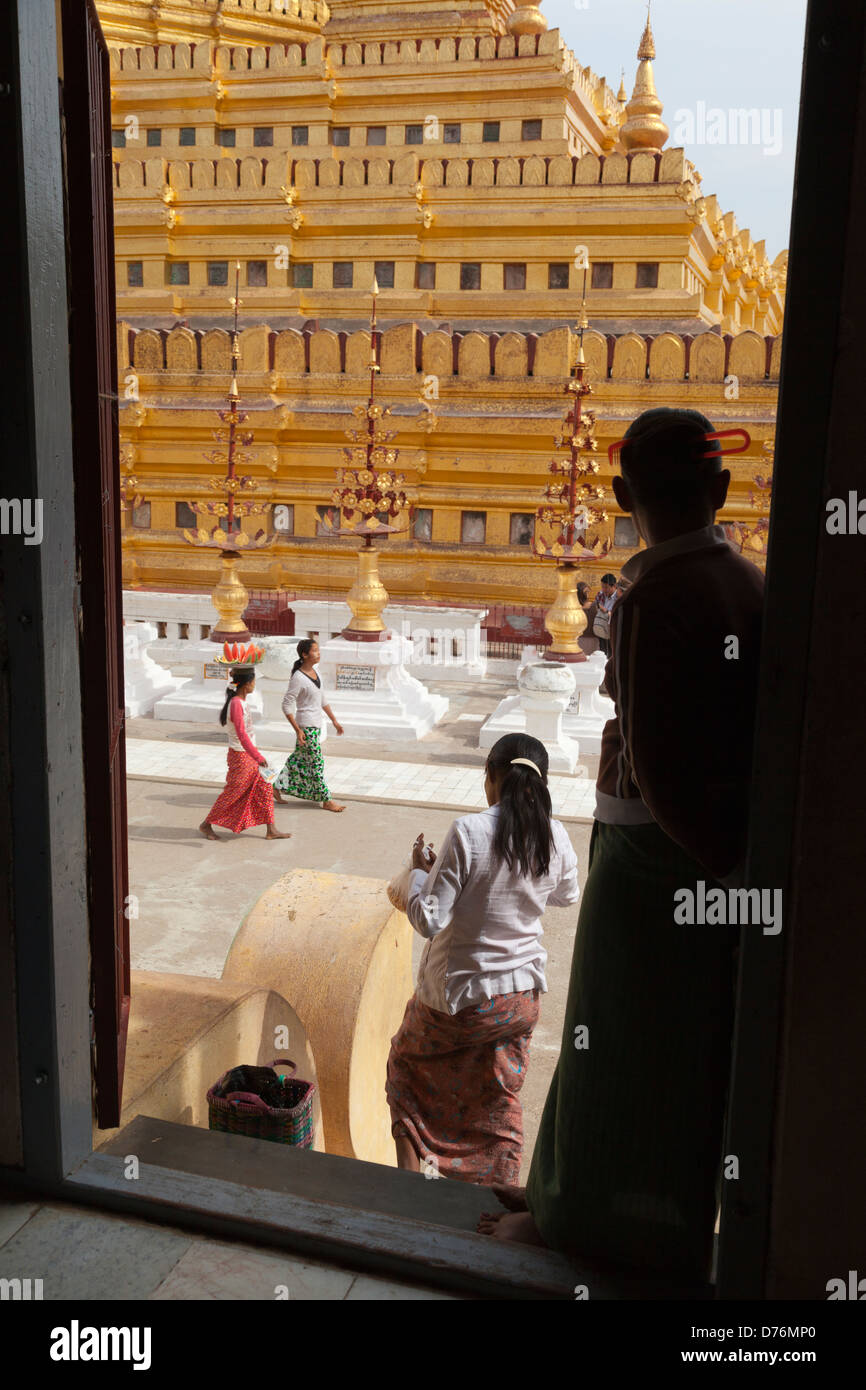 Vu à travers une porte à la Pagode Shwezigon à Bagan, Myanmar Banque D'Images