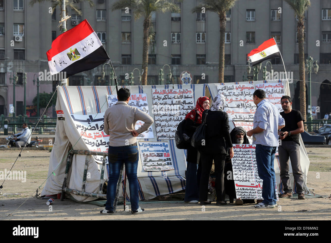 Tente avec des slogans de paix sur la place Tahrir, Le Caire, Egypte Banque D'Images