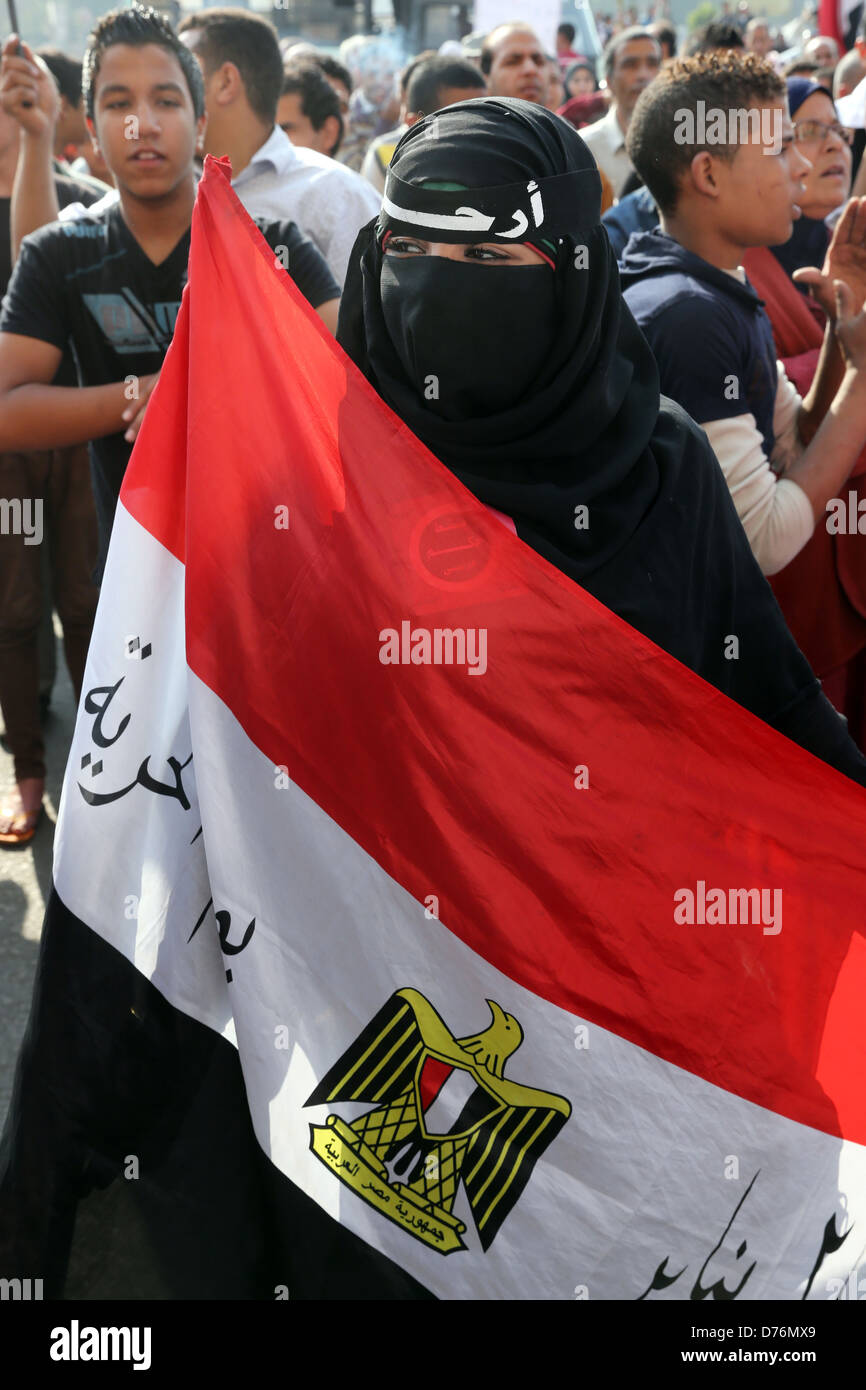 Les femmes musulmanes avec drapeau égyptien portant vêtement burqa complète lors d'une manifestation sur la place Tahrir au Caire, Egypte Banque D'Images