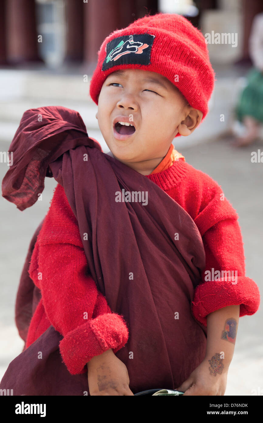 Petit garçon dans la robe de moine et red hat avec sa collection bol 8 Banque D'Images