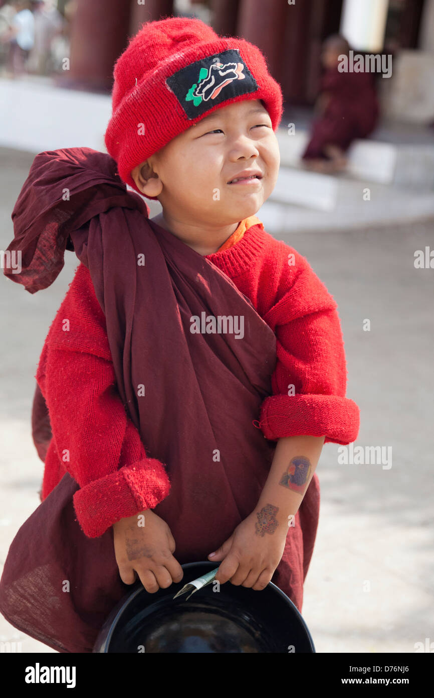 Petit garçon dans la robe de moine et red hat avec sa collection bol 5 Banque D'Images