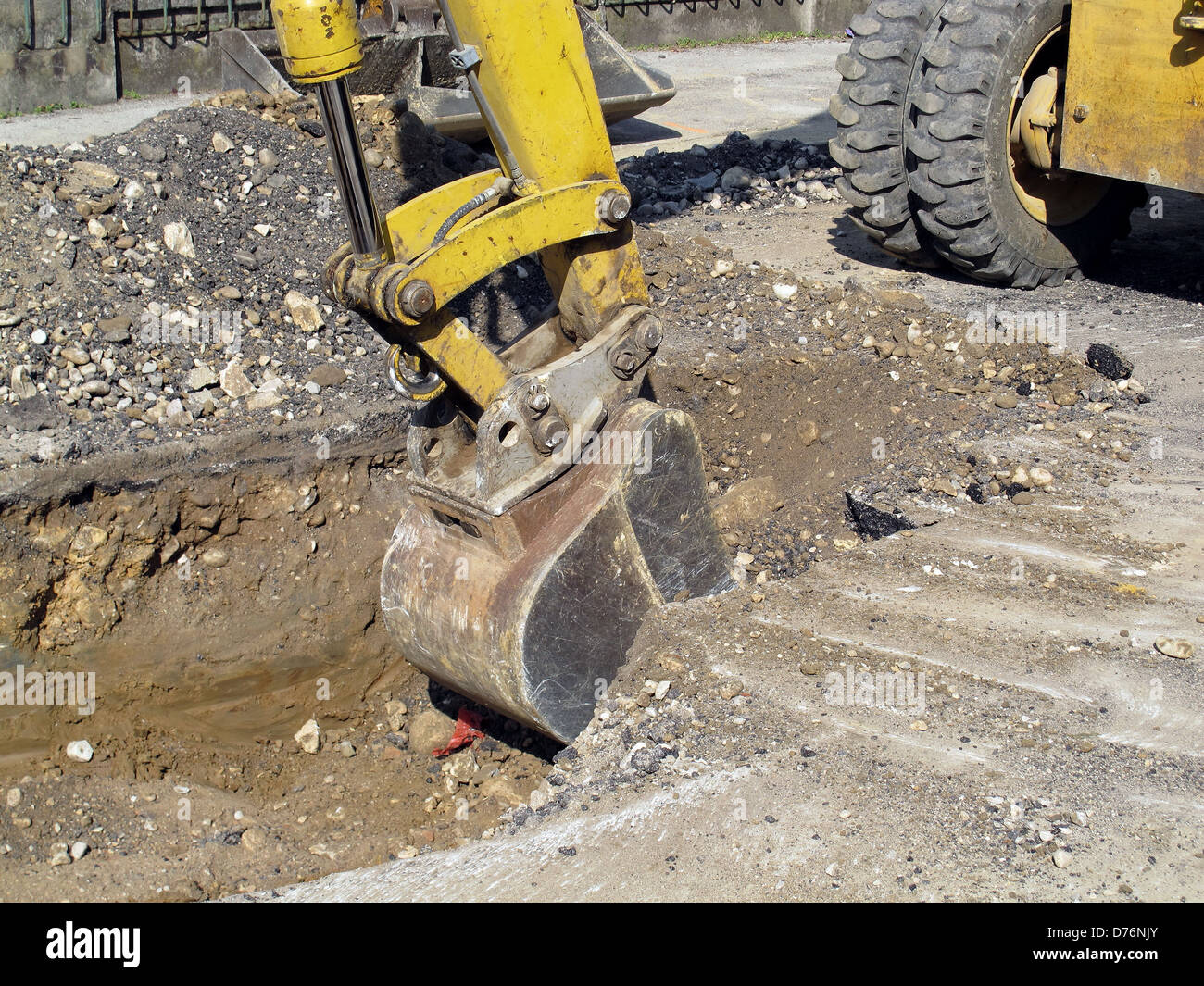 Le racloir pour travailler l'ensemble d'un chantier lors de l'excavation pour la pose de conduites d'eau Banque D'Images