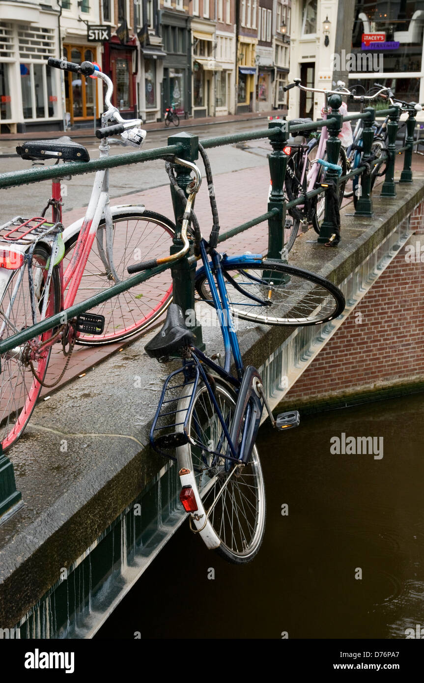 Location suspendues sur le bord d'un canal,Amsterdam, Pays-Bas Banque D'Images
