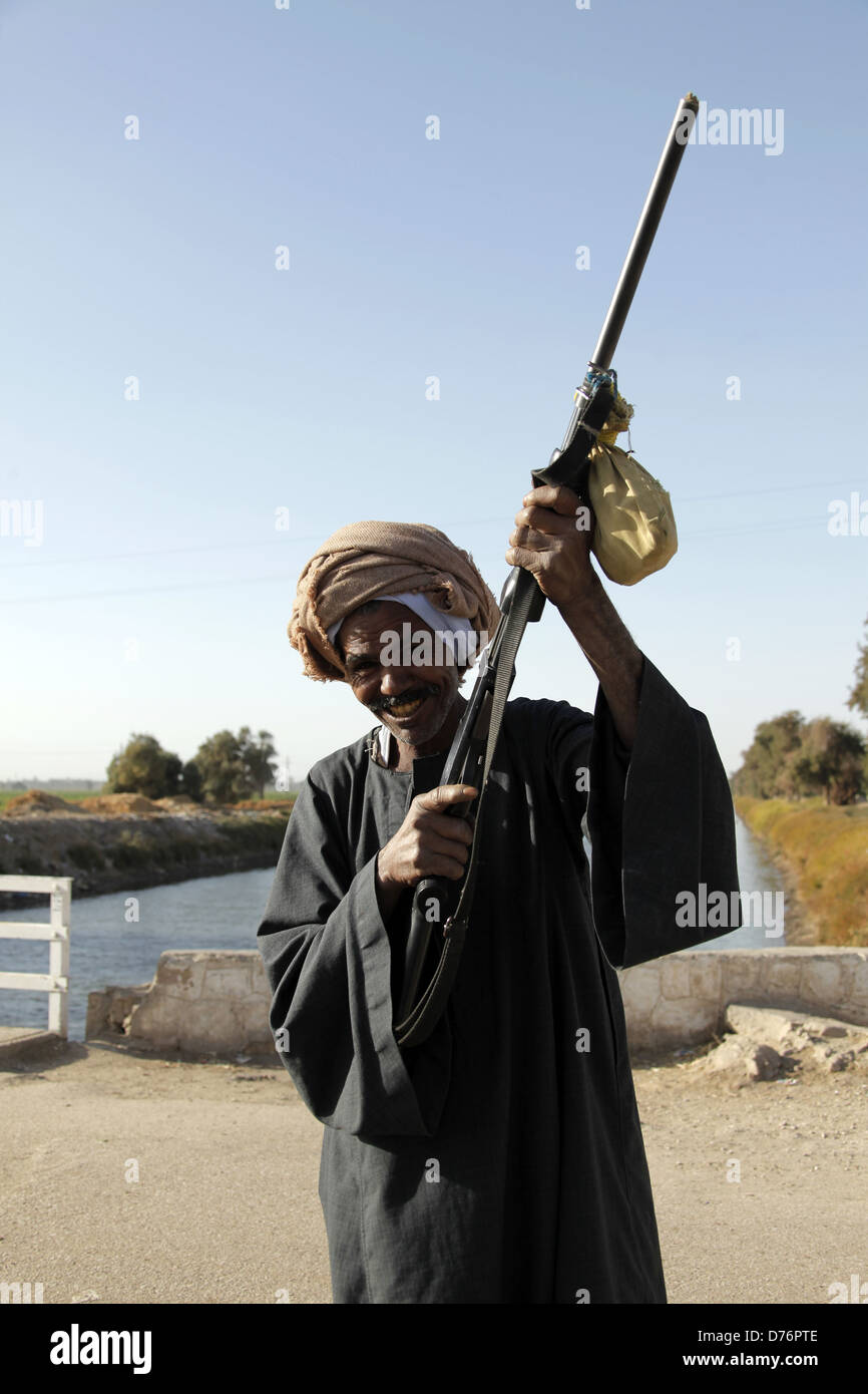 L'HOMME MUSULMAN À COUPS DE NAGAA EL-CHEIKH ABOU AZOUZ ÉGYPTE 07 Janvier 2013 Banque D'Images