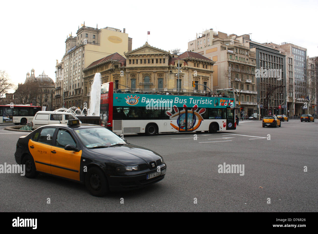 Taxi et Barcelone open top bus touristique Banque D'Images