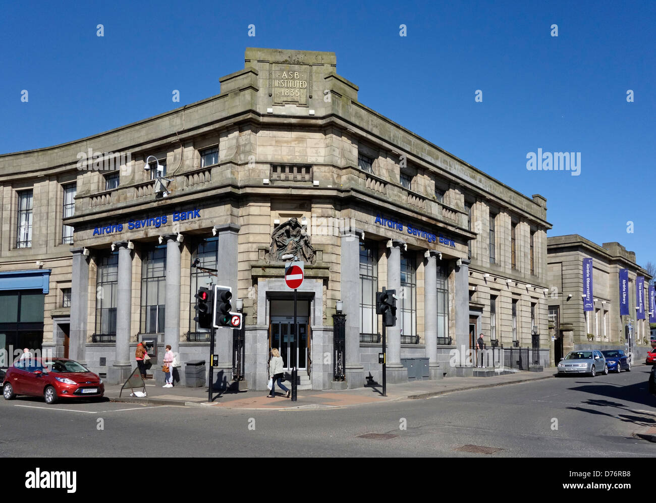 Airdrie Savings Bank à New York, à l'angle de la rue Stirling et Wellwynd Lanarkshire en Écosse à Airdrie et bibliothèque droit Banque D'Images
