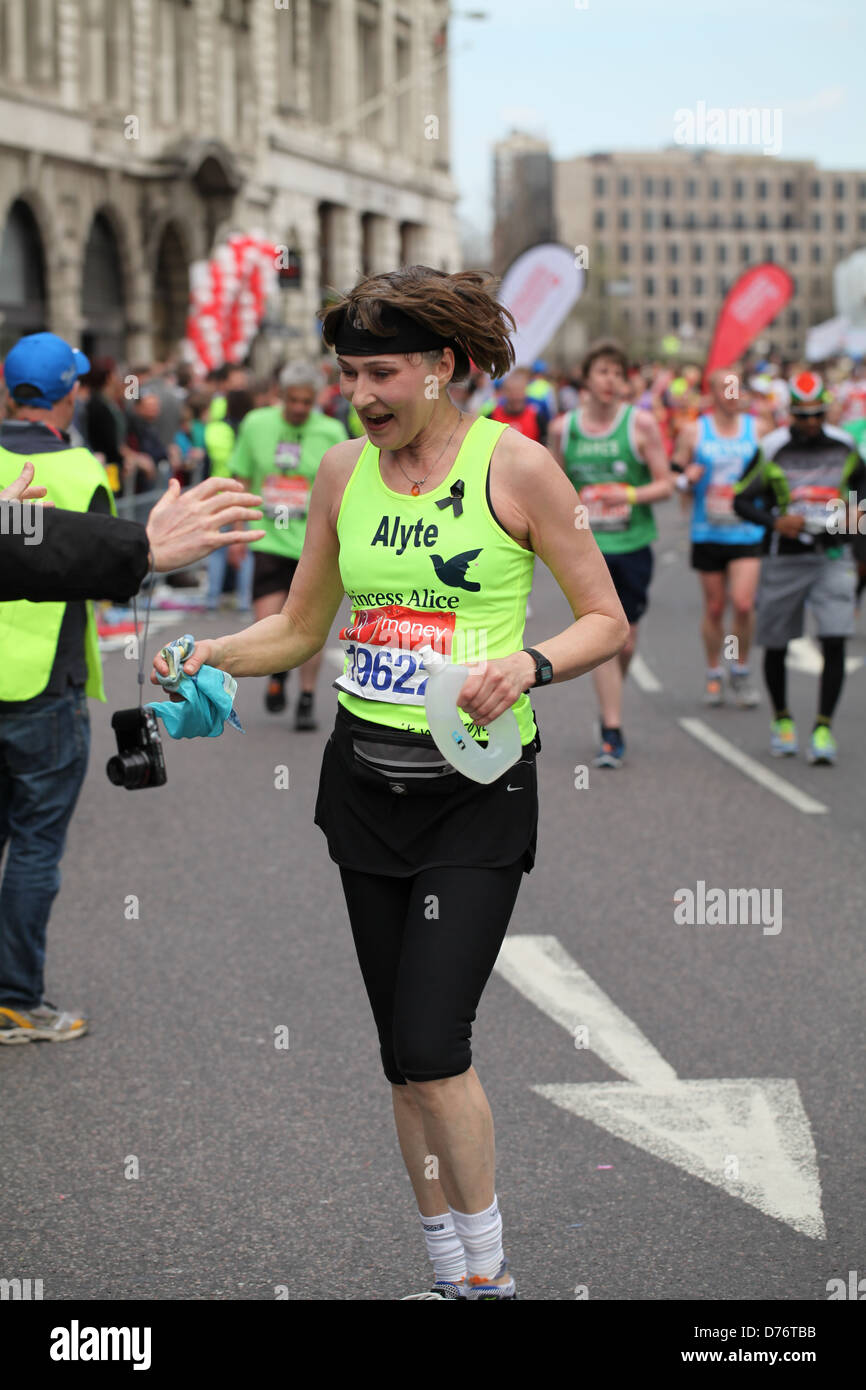 Un coureur participe à la Vierge 2013 Marathon de Londres pour la charité Banque D'Images