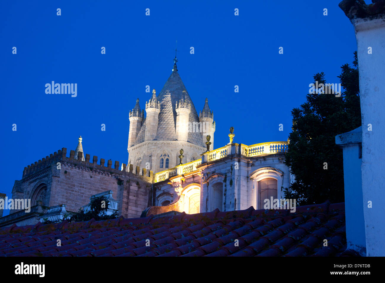 L'église de la cathédrale Sé Vue sur toits de ville au crépuscule / Crépuscule / nuit Évora Alentejo Portugal Banque D'Images