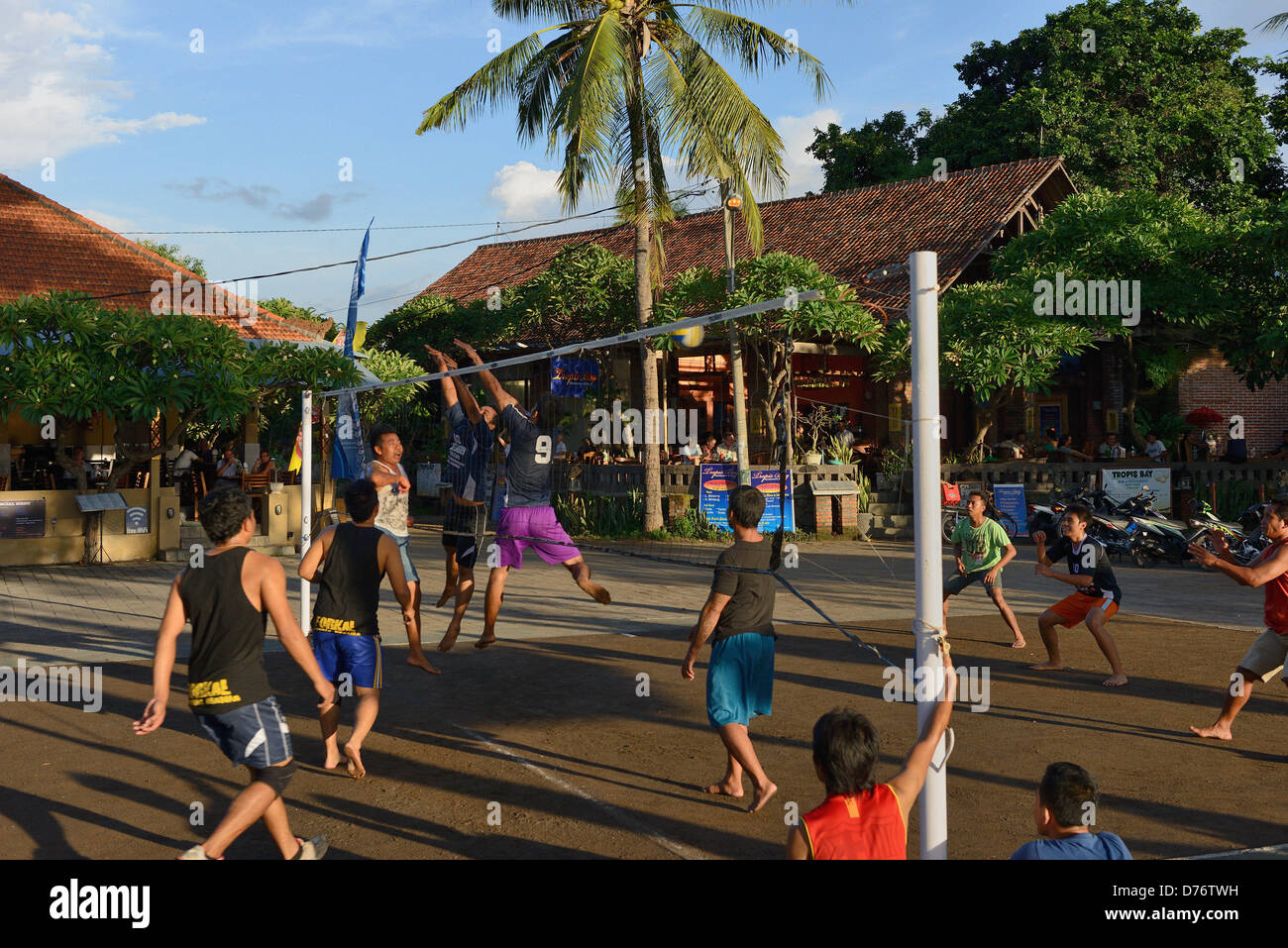 Indonésie Bali Lovina Volley-ball hommes jouer en face de la plage à la fin de la journée Banque D'Images