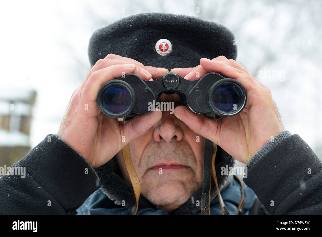 L'homme à porter avec des jumelles de l'Allemagne de l'ancienne garde-frontière hat Banque D'Images