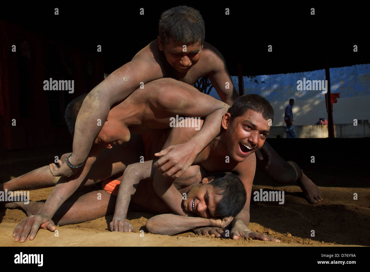Les jeunes hommes Indiennes kushti (pratique) kusti lutte indienne dans l'akhara (gym) à Tulsi Ghat dans Varanai, Inde. Banque D'Images