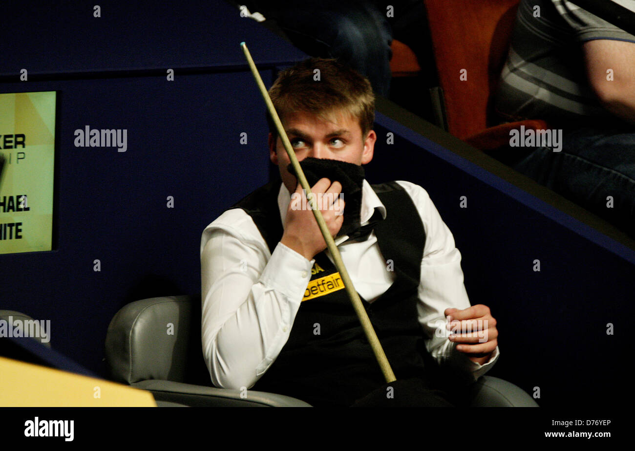 Sheffield, Royaume-Uni. 30 avril 2013. MICHAEL WHITE en action contre RICKY WALDEN pendant les quarts de finale de la Betfair World Snooker Championship au théâtre Crucible le 30 avril 2013 à Sheffield, en Angleterre. Crédit : Michael Cullen / Alamy Live News Banque D'Images