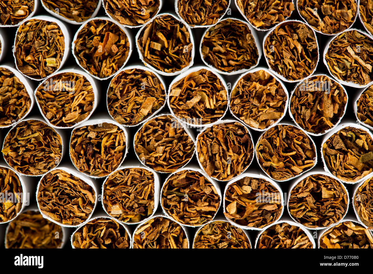 En vrac, sans emballage des cigarettes. Banque D'Images