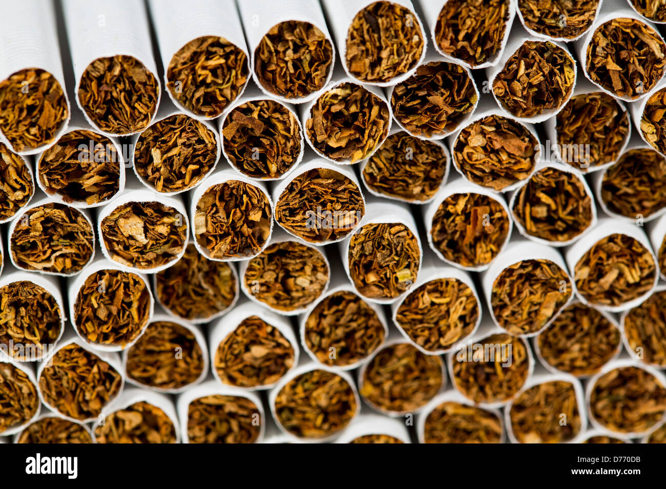 En vrac, sans emballage des cigarettes. Banque D'Images