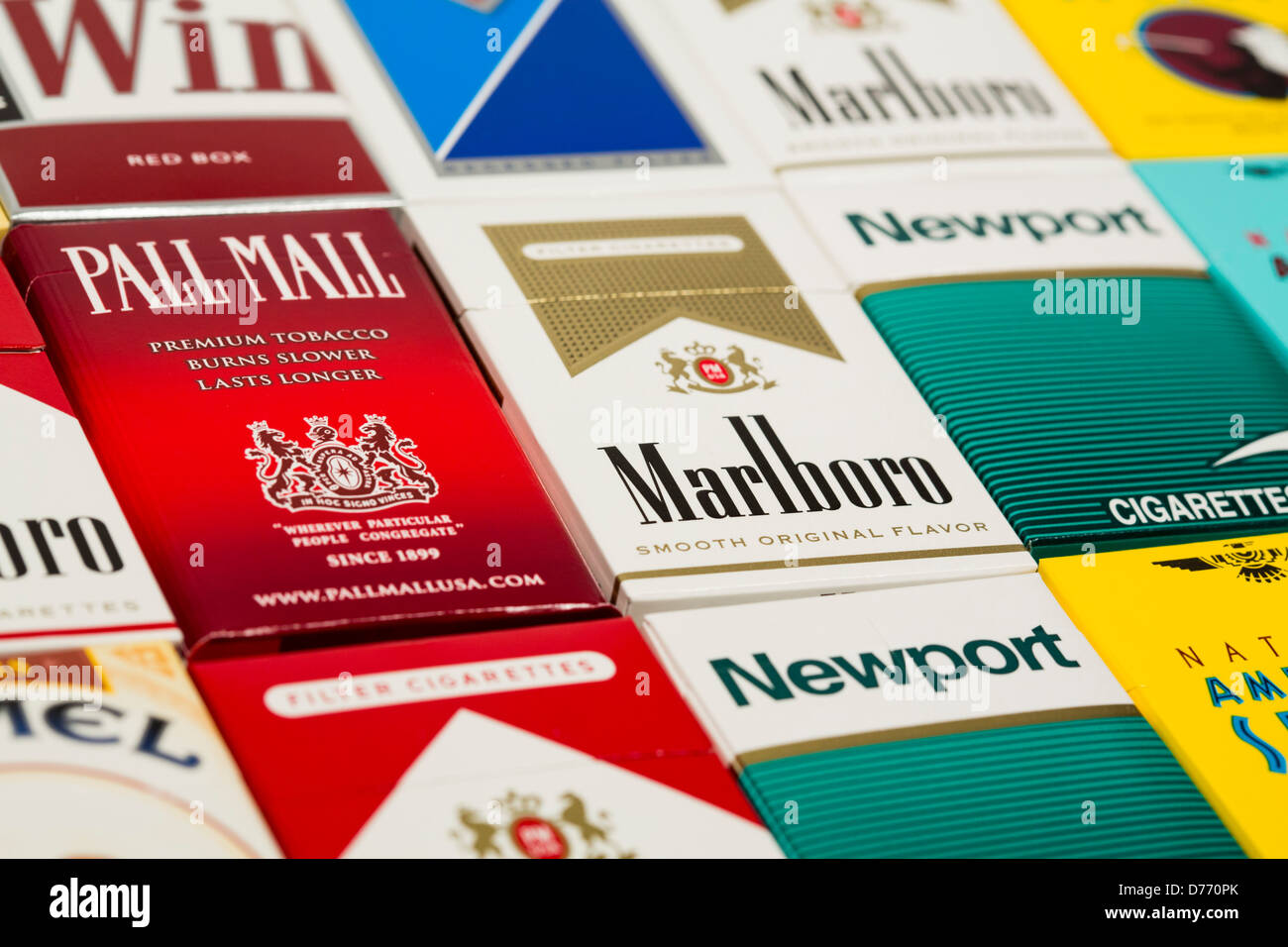 Différents paquets de cigarettes. Pall Mall, Marlboro, Winston, Camel, le Parlement, Newport, American Spirit. Banque D'Images