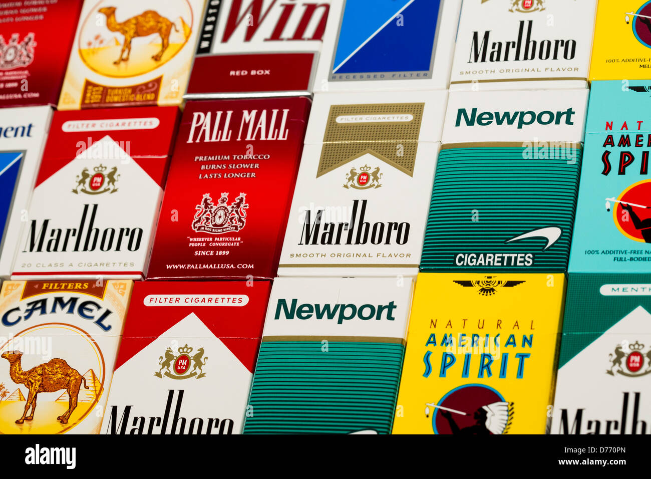 Différents paquets de cigarettes. Pall Mall, Marlboro, Winston, Camel, le Parlement, Newport, American Spirit. Banque D'Images