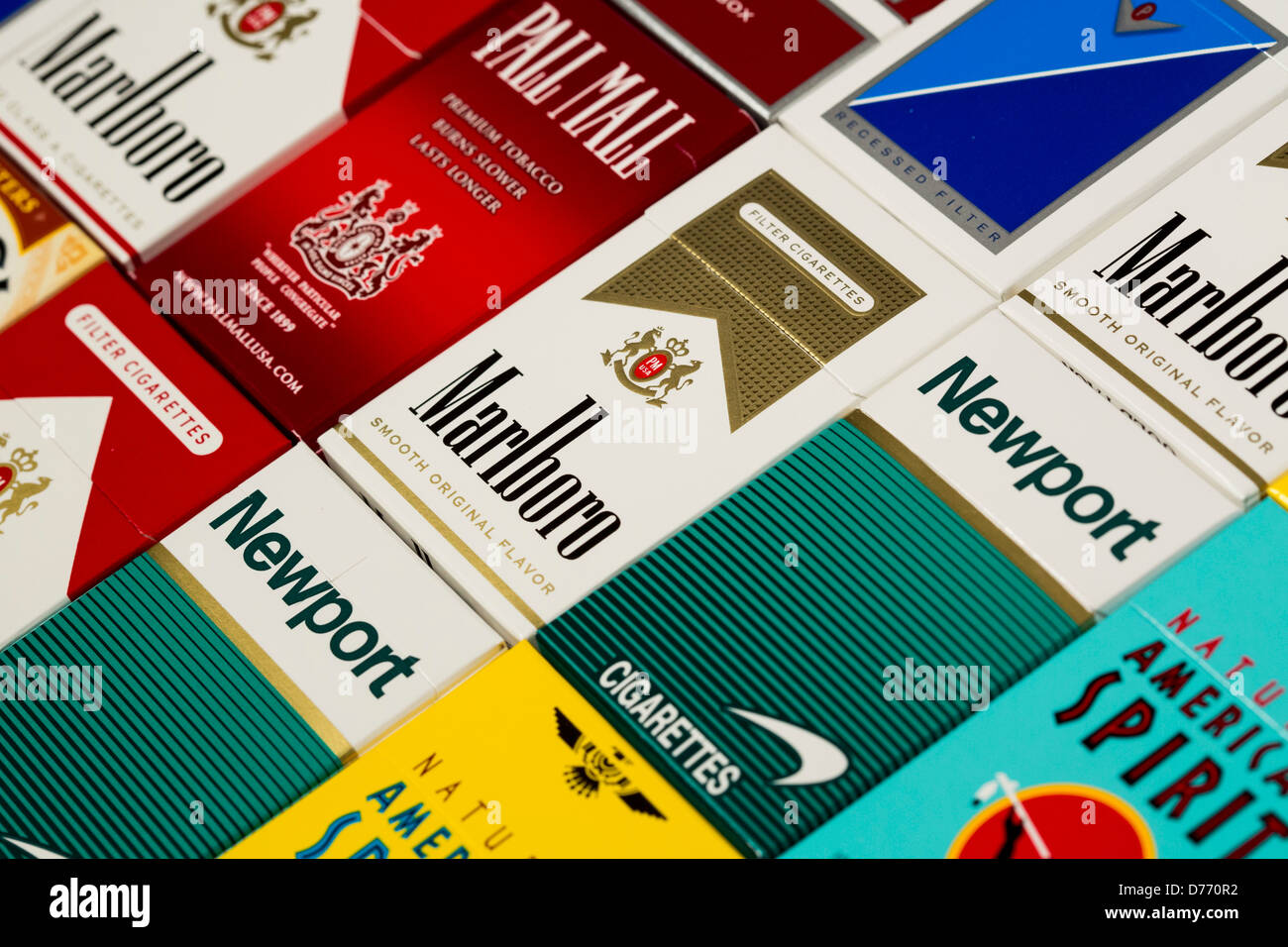 Différents paquets de cigarettes. Pall Mall, Marlboro, Winston, Camel, le Parlement, Newport, American Spirit. Banque D'Images