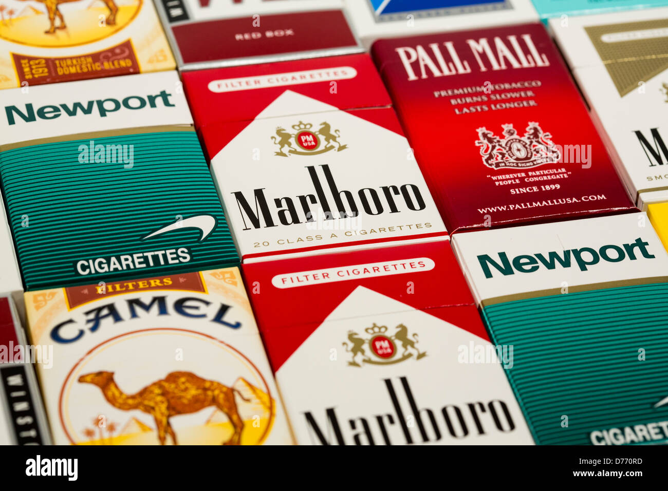 Différents paquets de cigarettes. Pall Mall, Marlboro, Winston, Camel, le Parlement, Newport, American Spirit. Banque D'Images