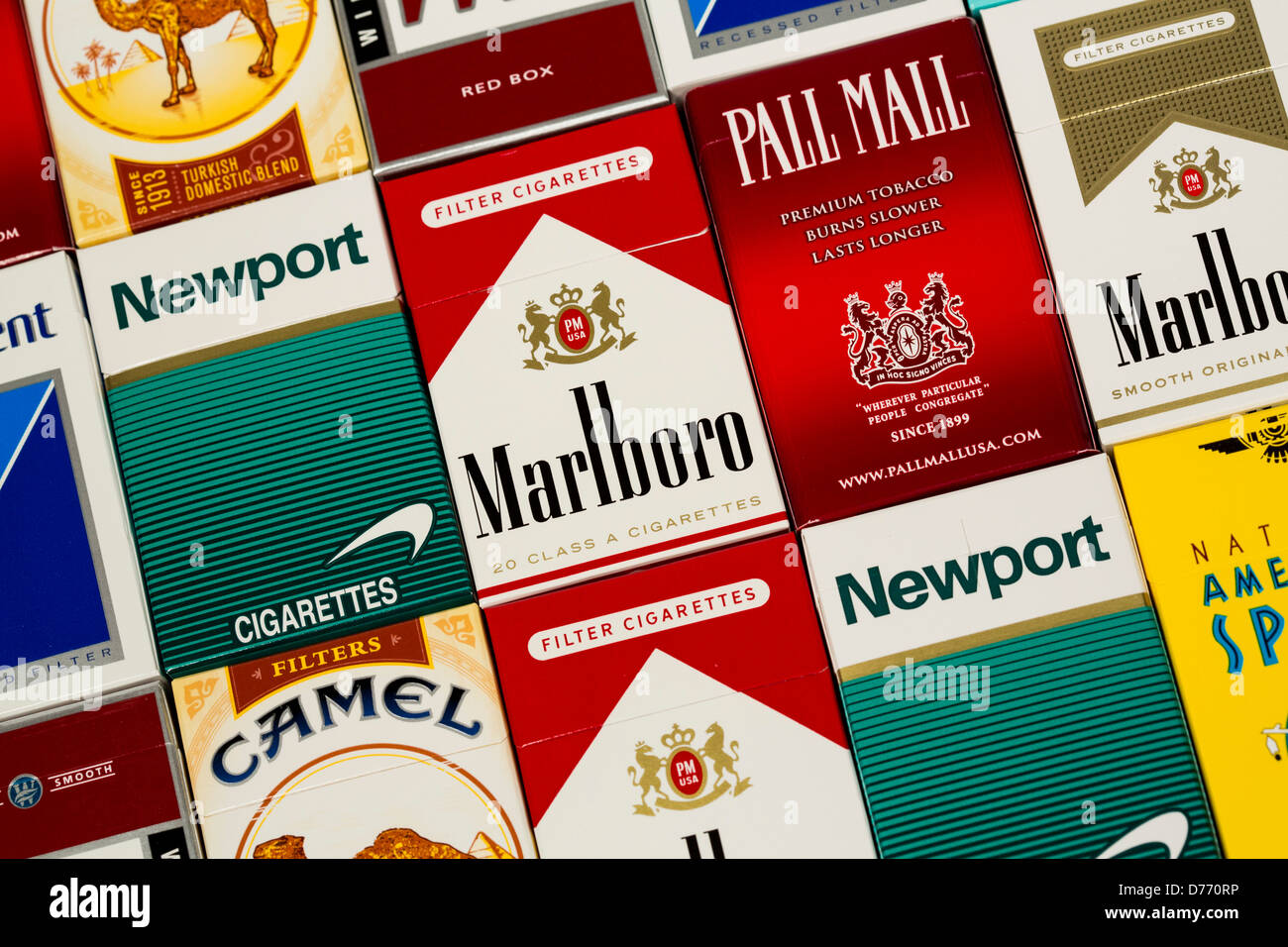 Différents paquets de cigarettes. Pall Mall, Marlboro, Winston, Camel, le Parlement, Newport, American Spirit. Banque D'Images