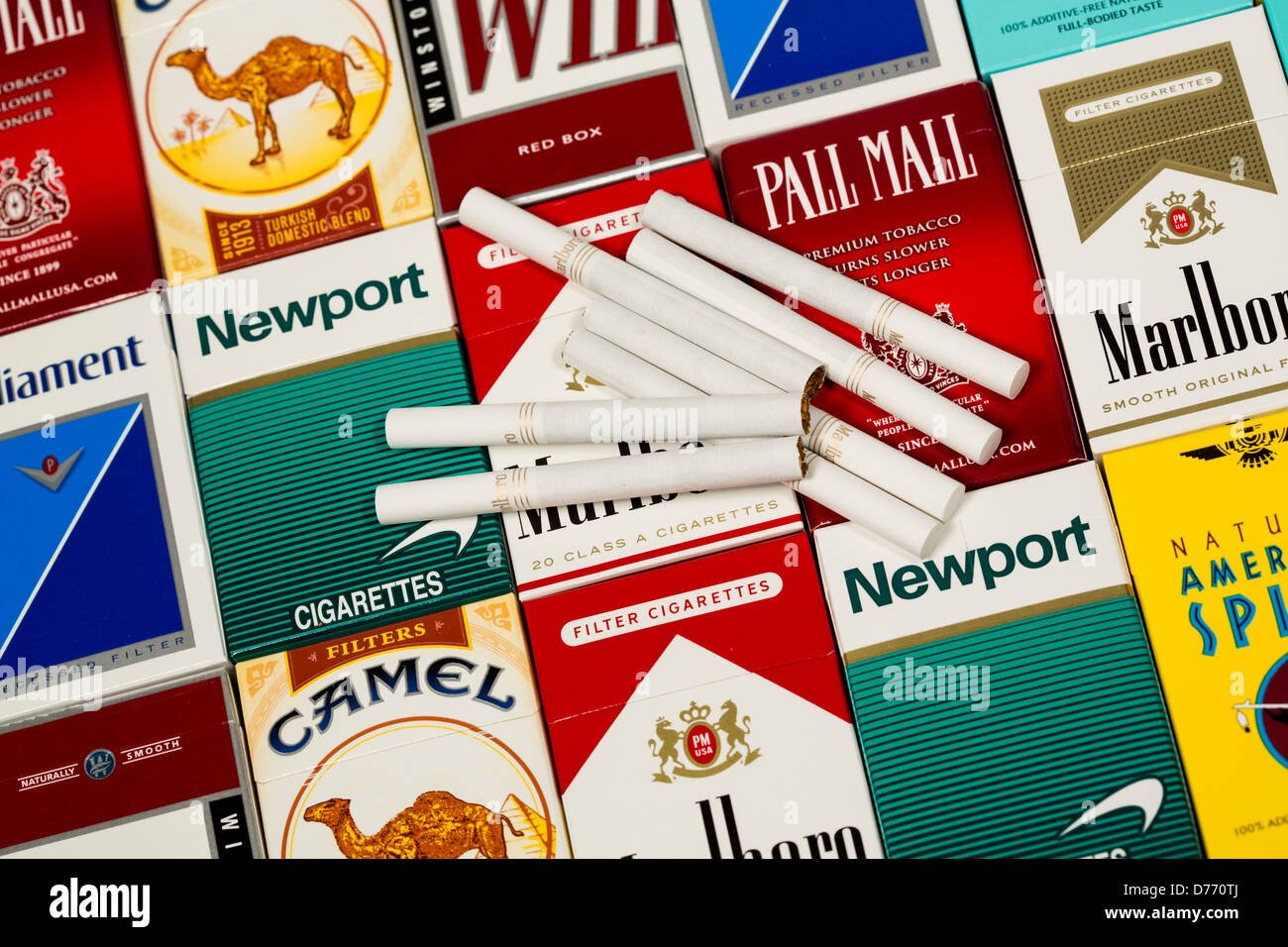 Différents paquets de cigarettes. Pall Mall, Marlboro, Winston, Camel, le Parlement, Newport
