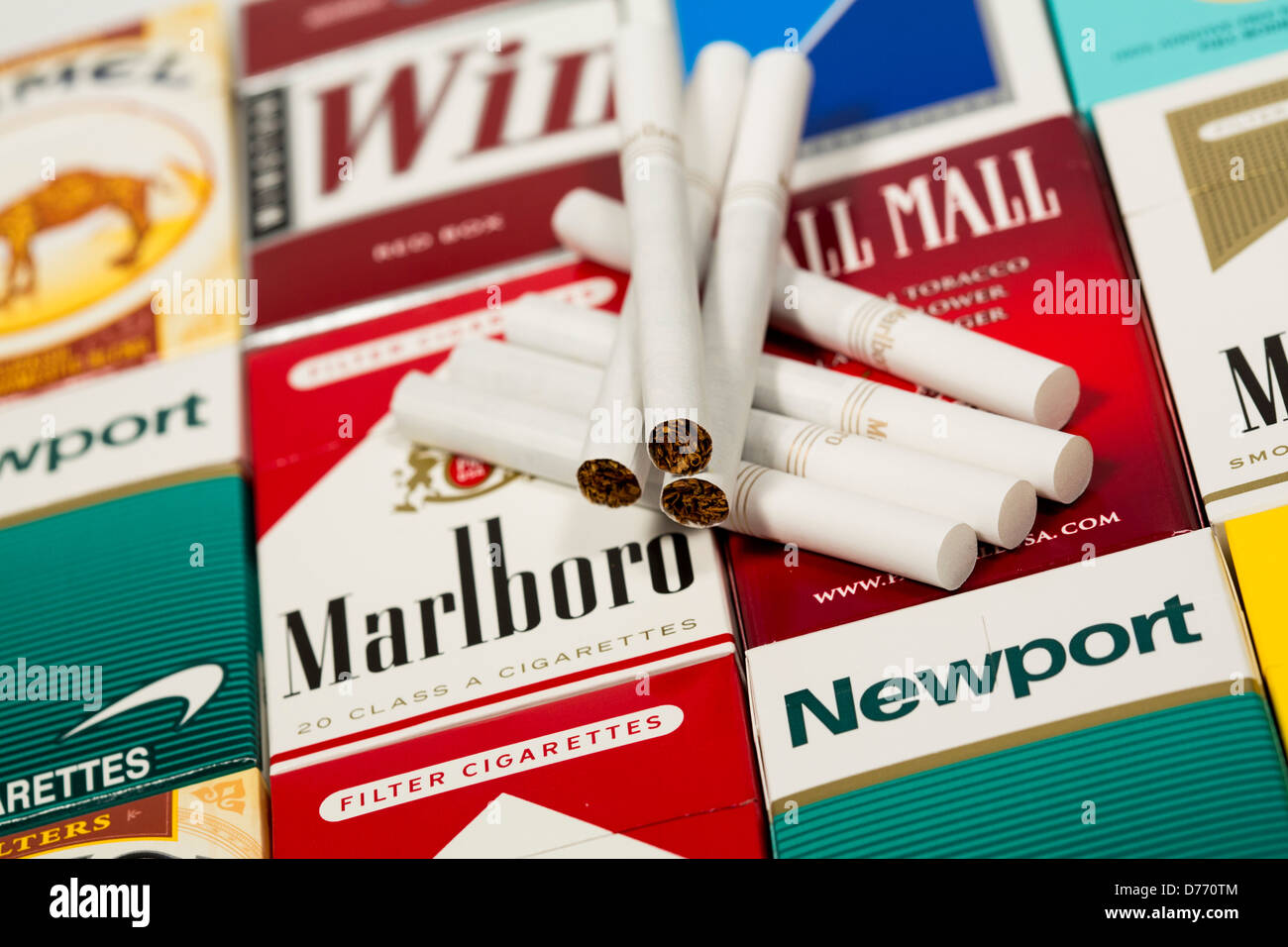 Différents paquets de cigarettes. Pall Mall, Marlboro, Winston, Camel, le Parlement, Newport, American Spirit. Banque D'Images